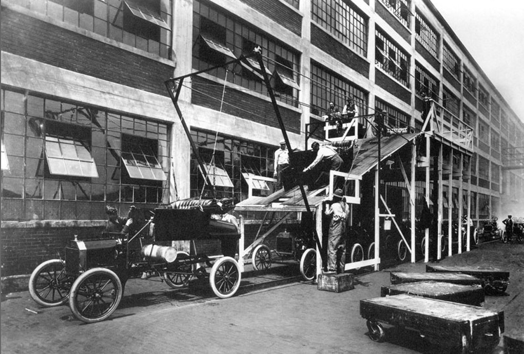 フォードの工場の生産ラインの様子（1913年頃）